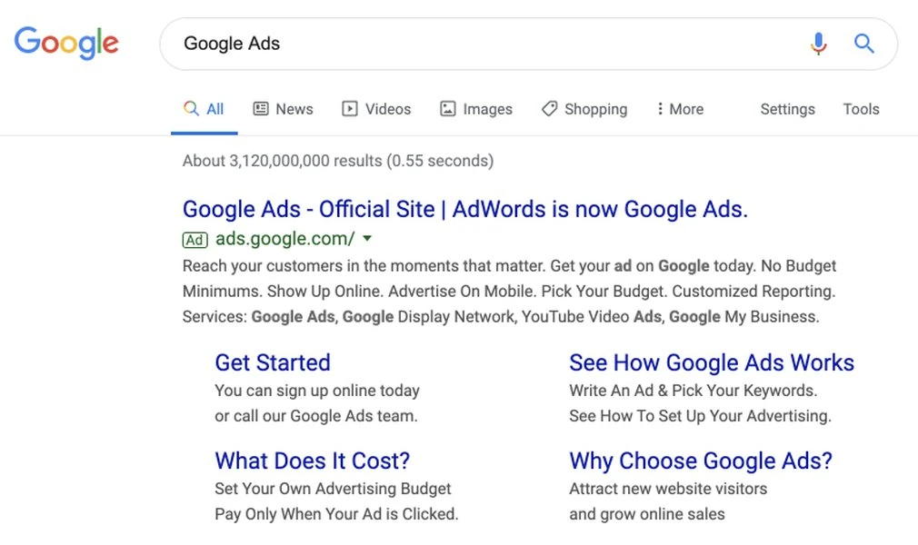 مثال يوضح إعلانات البحث المدفوع (PPC) على Google.
